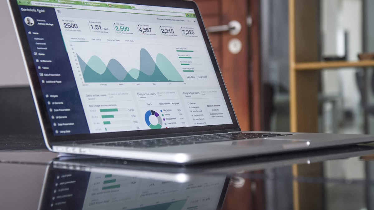 What Slides Every Startup Pitch Deck Needs Detailed Graphic